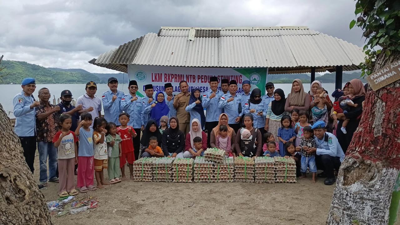 PEDULI STUNTING: Ketua Umum DPW BKPRMI NTB H Jamaludin dan jajaran bersama warga penerima bantuan telur di Dusun Telaga Lupi, Desa Sekotong Barat, Selasa (18/11).