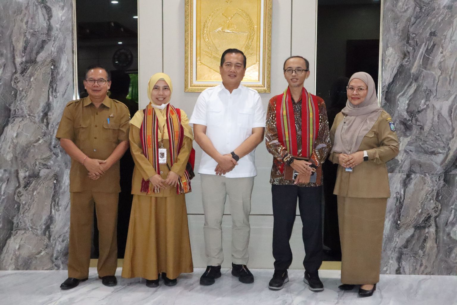 Tim Penilai IGA 2025 bersama Direktur RS Mandalika dr Oxy Cahyowahyuni melaporkan perkembangan inovasi