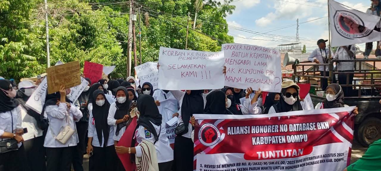 Honorer non-database BKN menggelar aksi di kantor DPRD dan Bupati Dompu, Senin (17/11). (Istimewa/Lombok Post)