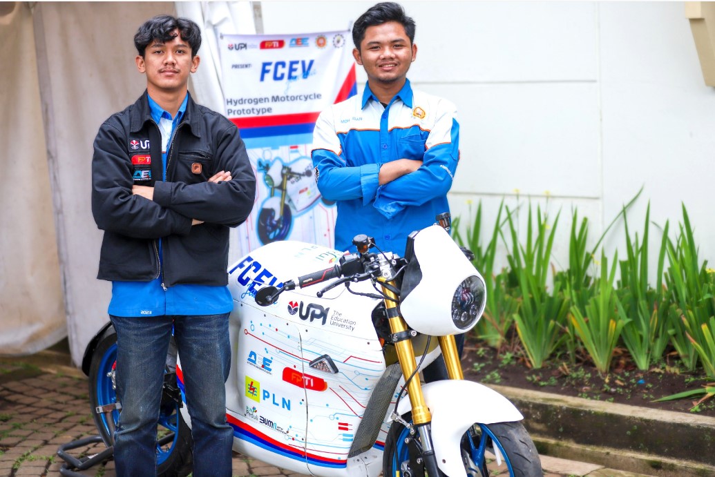 ENERGI BERSIH: Muhammad Zidan (kanan), salah seorang anggota tim pengembang Motor Hidrogen UPI. Motor hasil pengembangan sejak 2024 itu berkecapatan maksimal 80 km per jam.