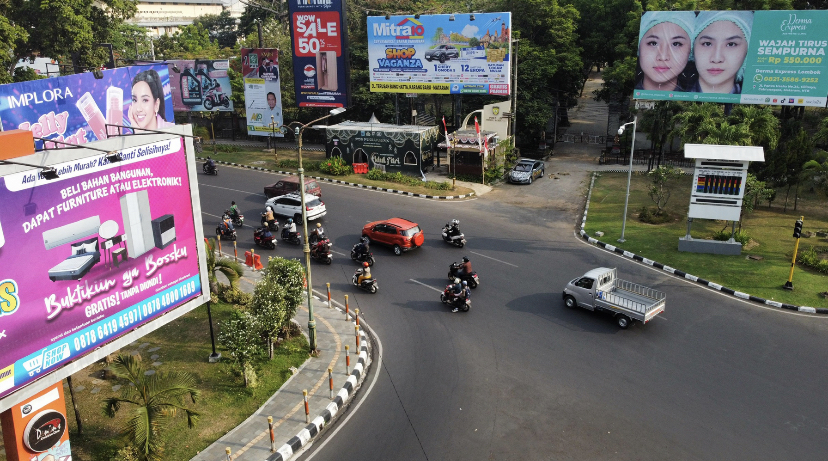 Reklame di simpang empat Karang Jangkong