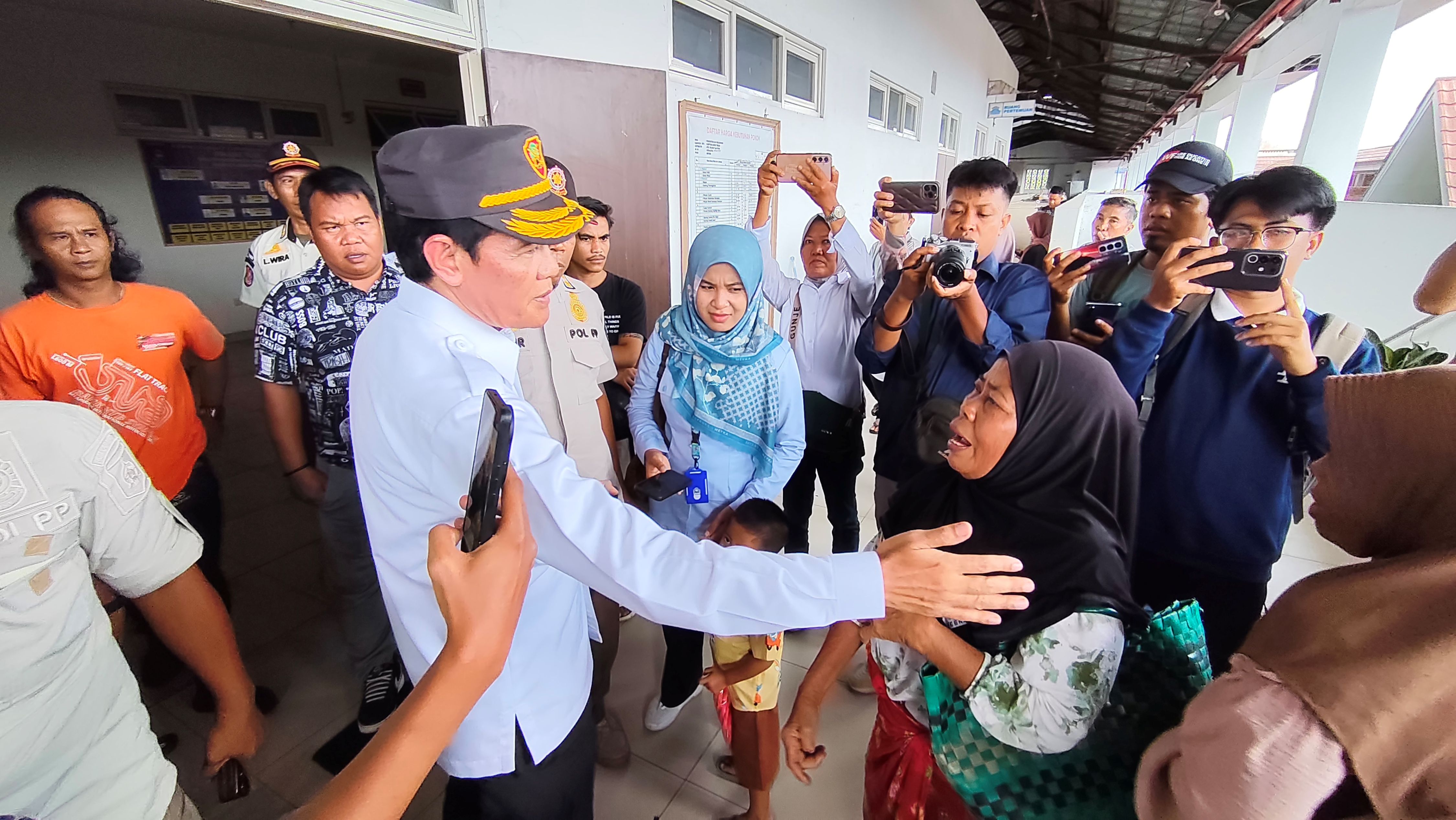 Wakil Bupati Lombok Tengah M Nursiah temui puluhan pedagang bakulan di Pasar Renteng, Praya, Rabu (19/11).