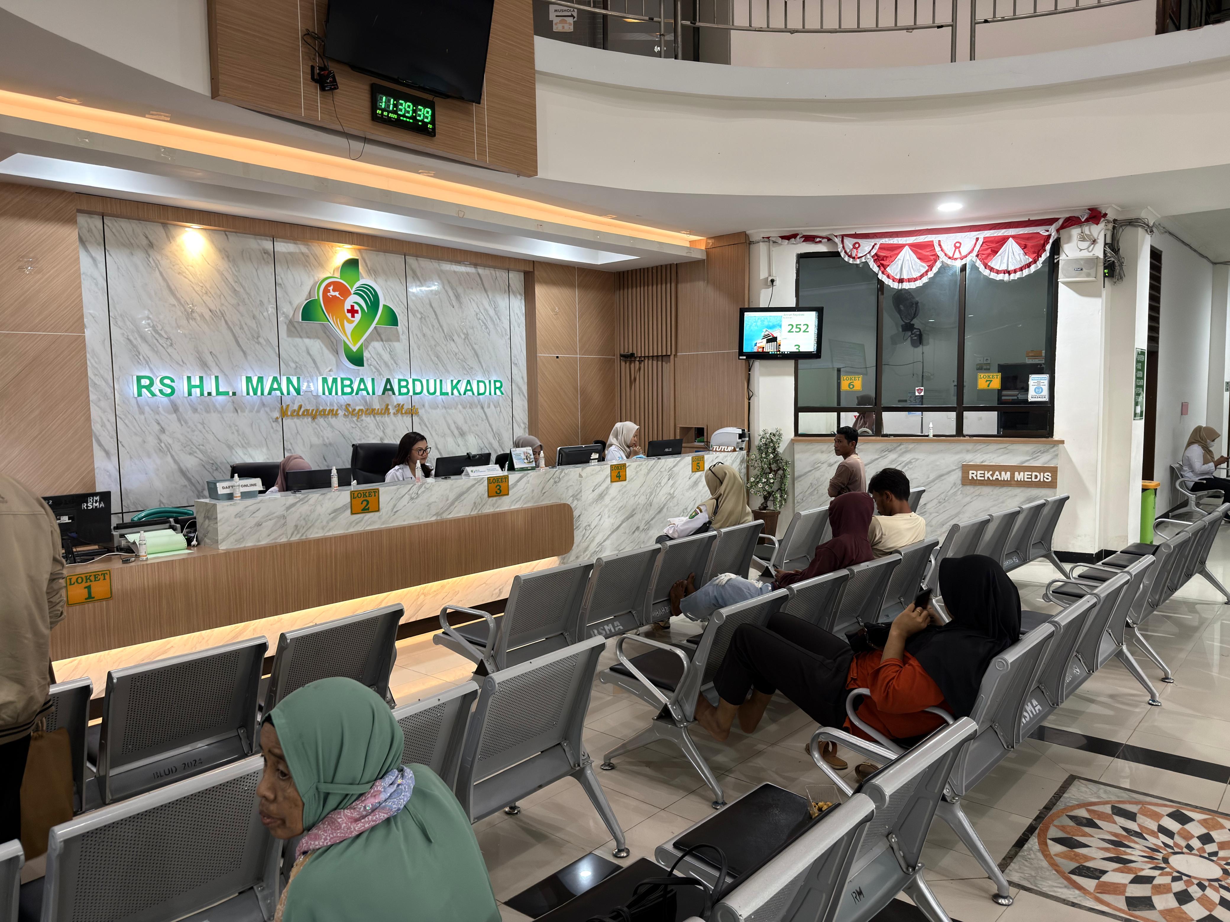 PELAYANAN: Suasana di loket pelayanan RS Manambai Abdulkadir, tempat pendaftaran pasien dan informasi medis, beberapa waktu lalu.