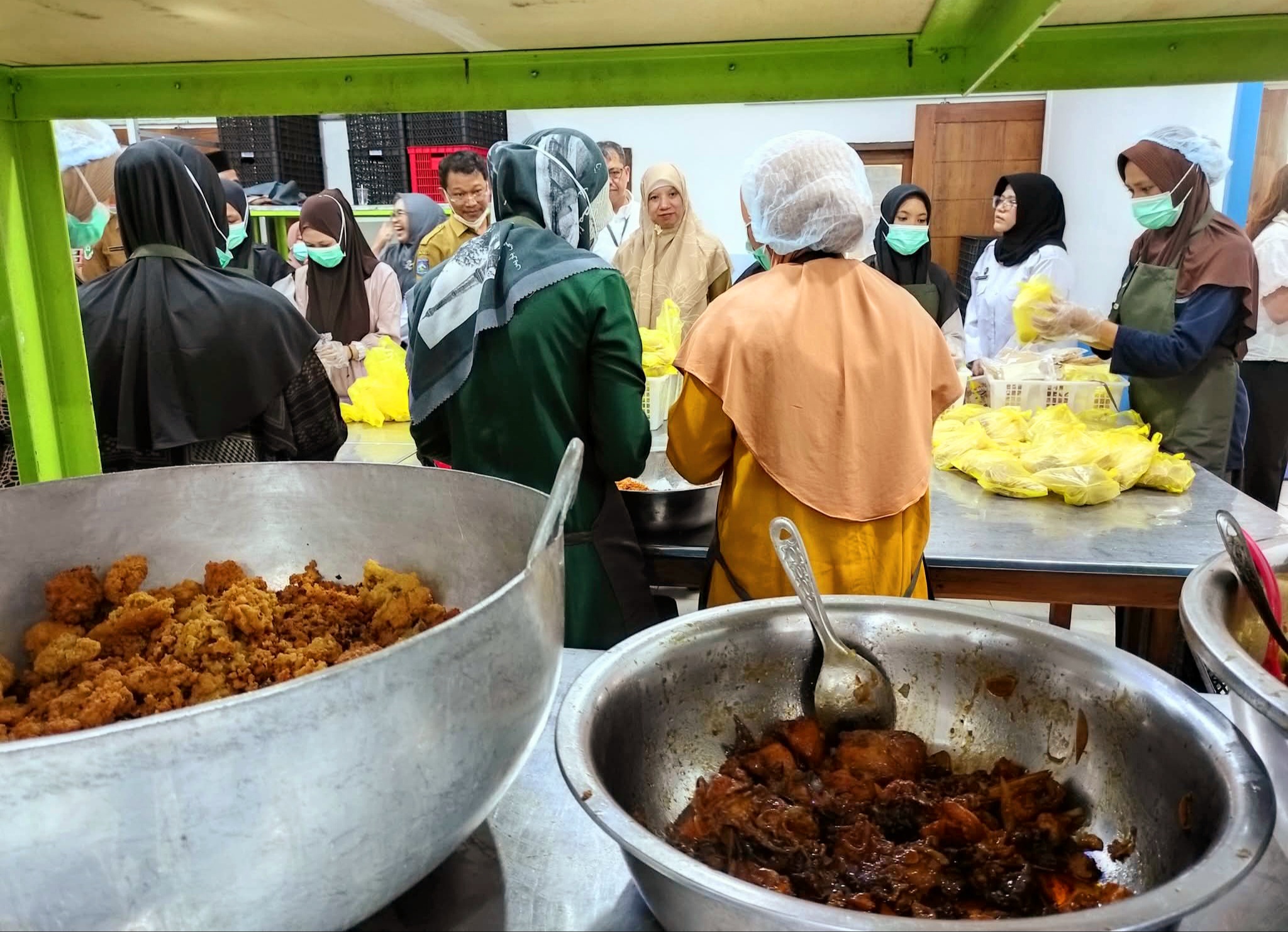 HADIRKAN LAPANGAN KERJA: Program MBG dari pemerintah pusat berhasil serap ribuan tenaga kerja di Lombok Barat.