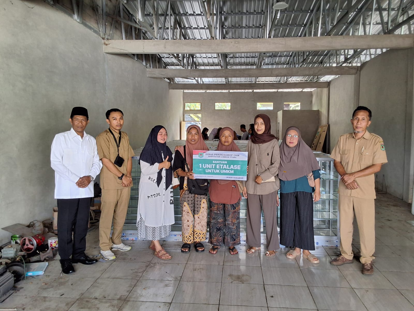 BAWA MANFAAT: Wakil Ketua DPRD Hakamah (kiri) bersama para penerima bantuan etalase UMKM