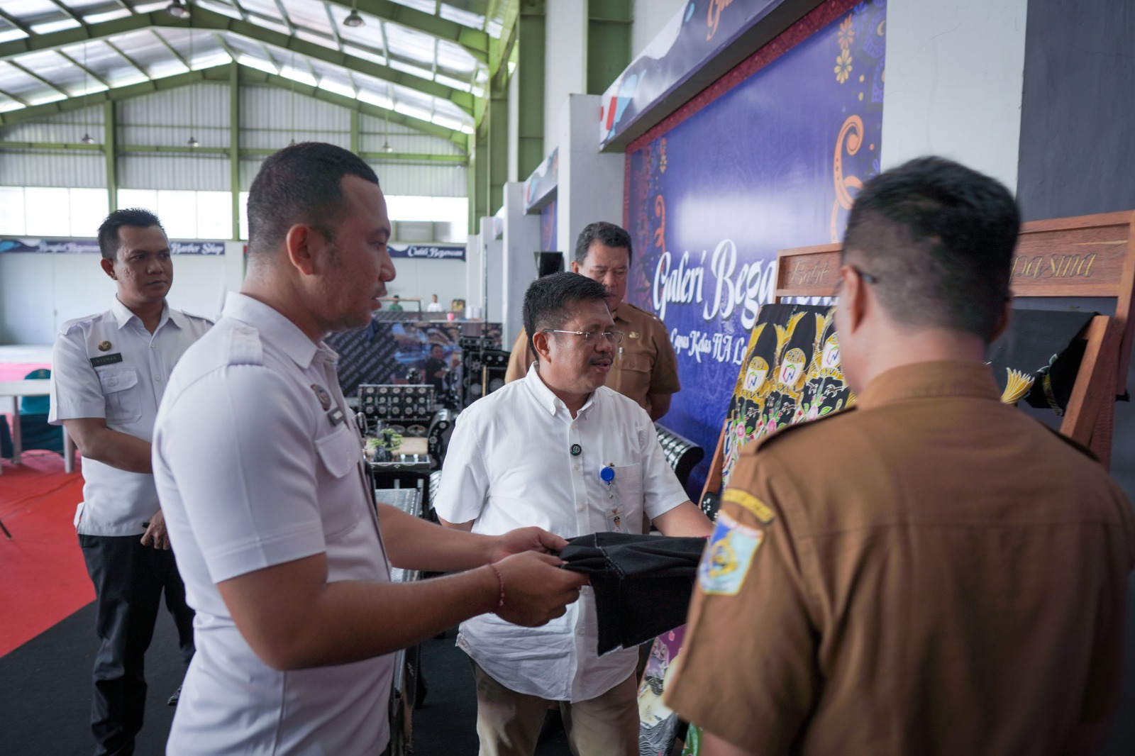 BERI APRESIASI: Bupati Lombok Barat Lalu Ahmad Zaini saat meninjau batik dan cukli karya warga binaan Lapas Kelas IIA Lombok Barat.