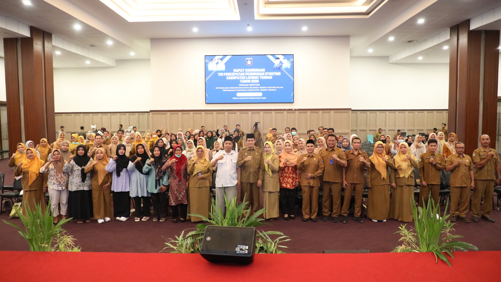 Wabup Loteng M Nursiah (paling tengah) foto bersama seluruh peserta dalam kegiatan Operasi Genting 2025 Kabupaten Lombok Tengah, di Ballroom, Pusat Pemerintahan Loteng, Selasa (18/11).