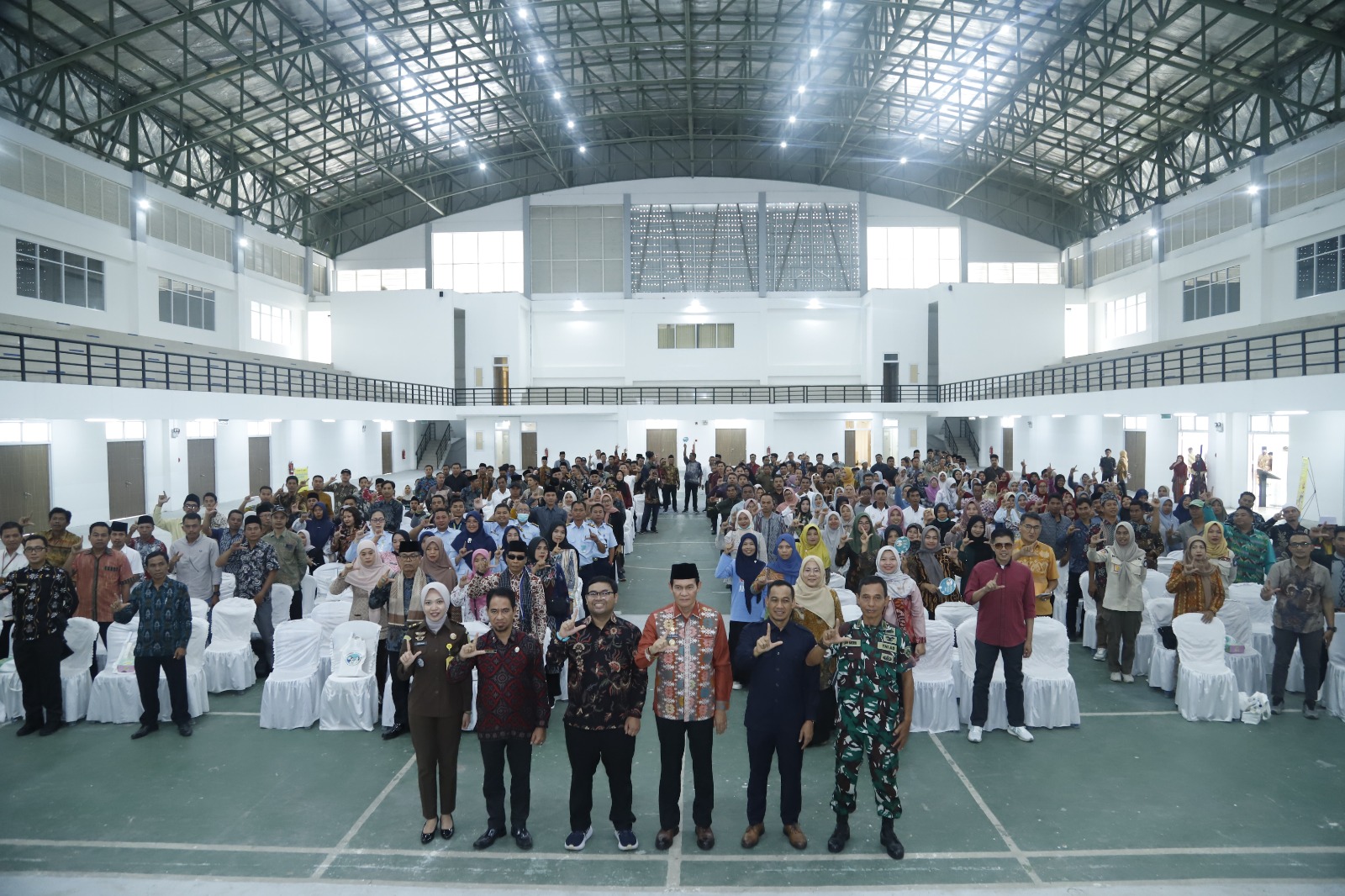 Wakil Bupati Lombok Tengah (tiga kanan) berfoto bersama ratusan peserta dalam kegiatan Sosialisasi Imunisasi Heksavalen di GOR Poltekpar Lombok, Kamis (13/11).