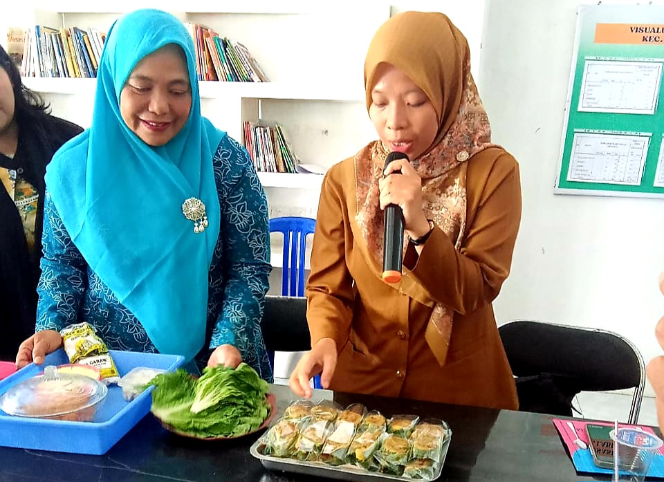 BERI EDUKASI: Pihak dari Dinas Ketapang Lobar bersmaa PKK Desa saat mensosialisasikan dapur B2SA untuk menangani stunting.