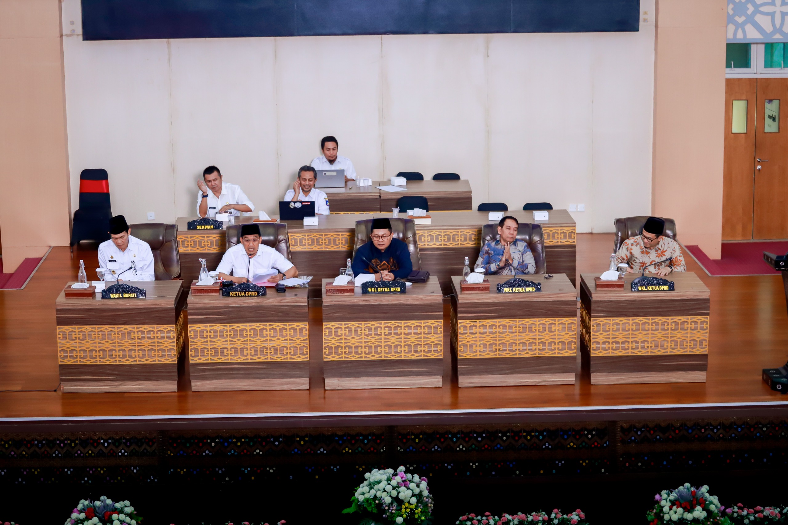 Ketua DPRD Loteng Lalu Ramdan (dua kiri) memimpin jalannya sidang paripurna beragendakan Pandangan Umum Fraksi-Fraksi DPRD Loteng terhadap dua ranperda usul pemerintah daerah.