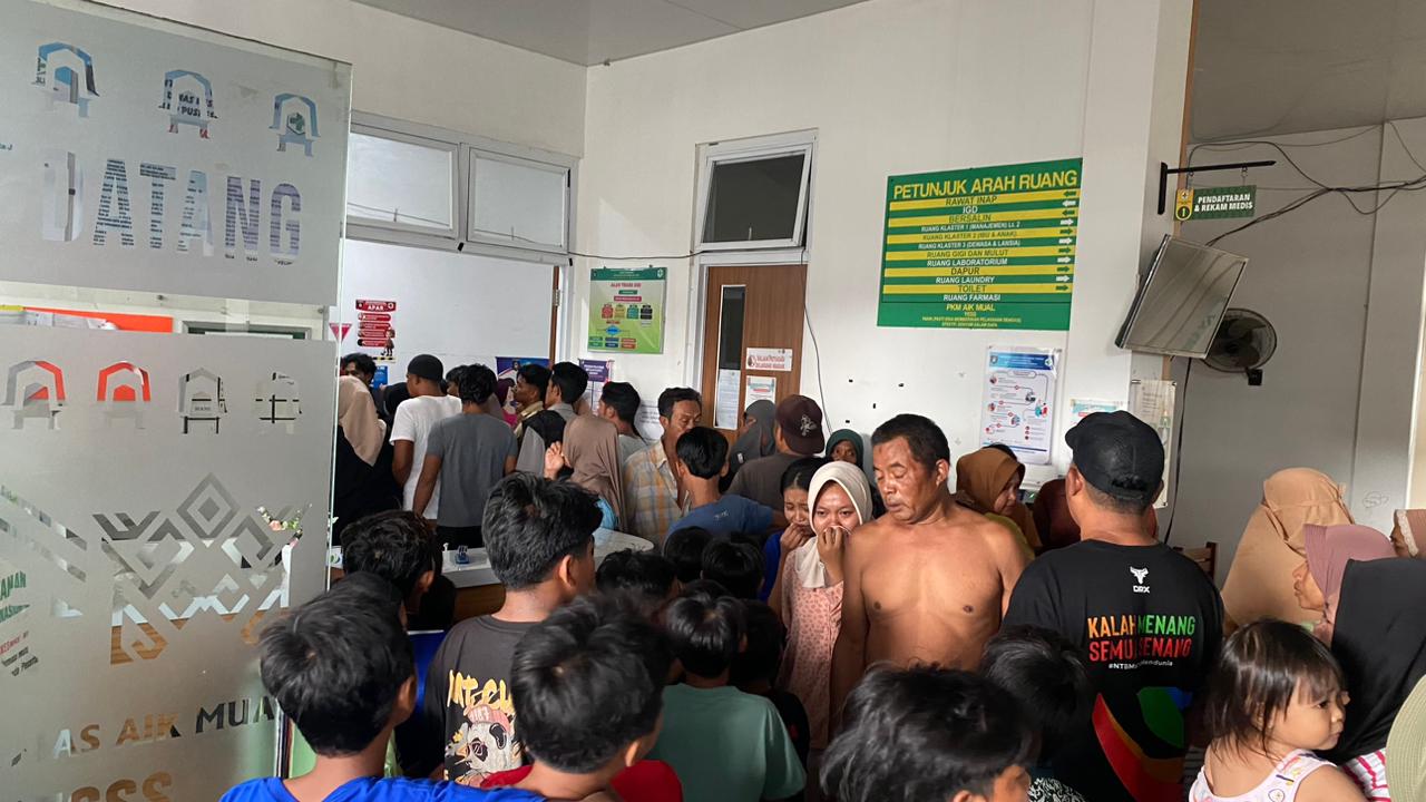 warga bersama Damkartan Lombok Tengah mengevakuasi empat bocah yang terseret arus sungai, satu diantaranya meninggal dunia