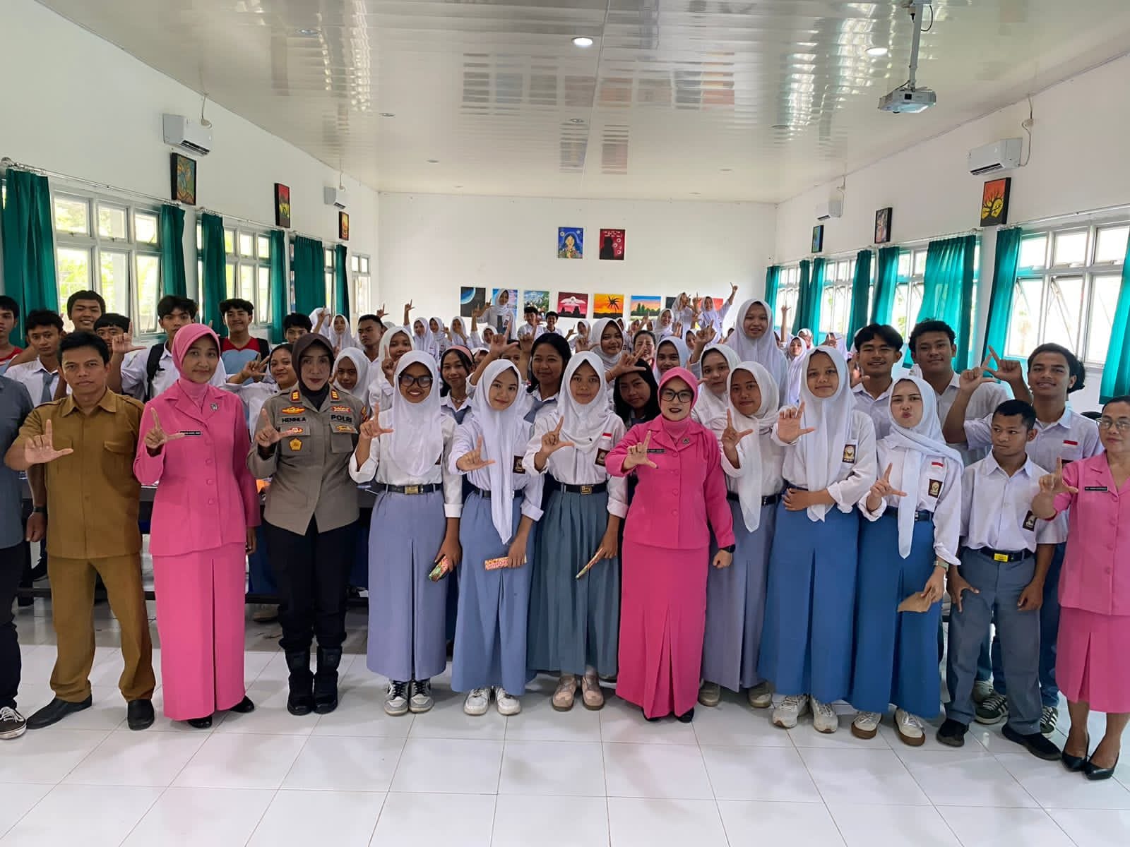 Peringati Hari Anak Nasional, Ketua Bhayangkari  Lombok Utara Heny Agus Purwanta mengunjungi SMAN Pemenang