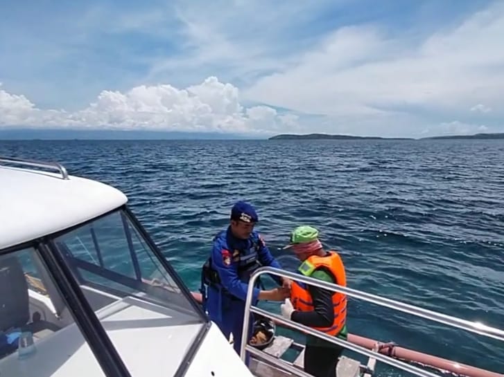 JAGA KESELAMATAN: Ditpolairud Polda NTB membagikan pelampung ke nelayan mengantisipasi cuaca buruk.