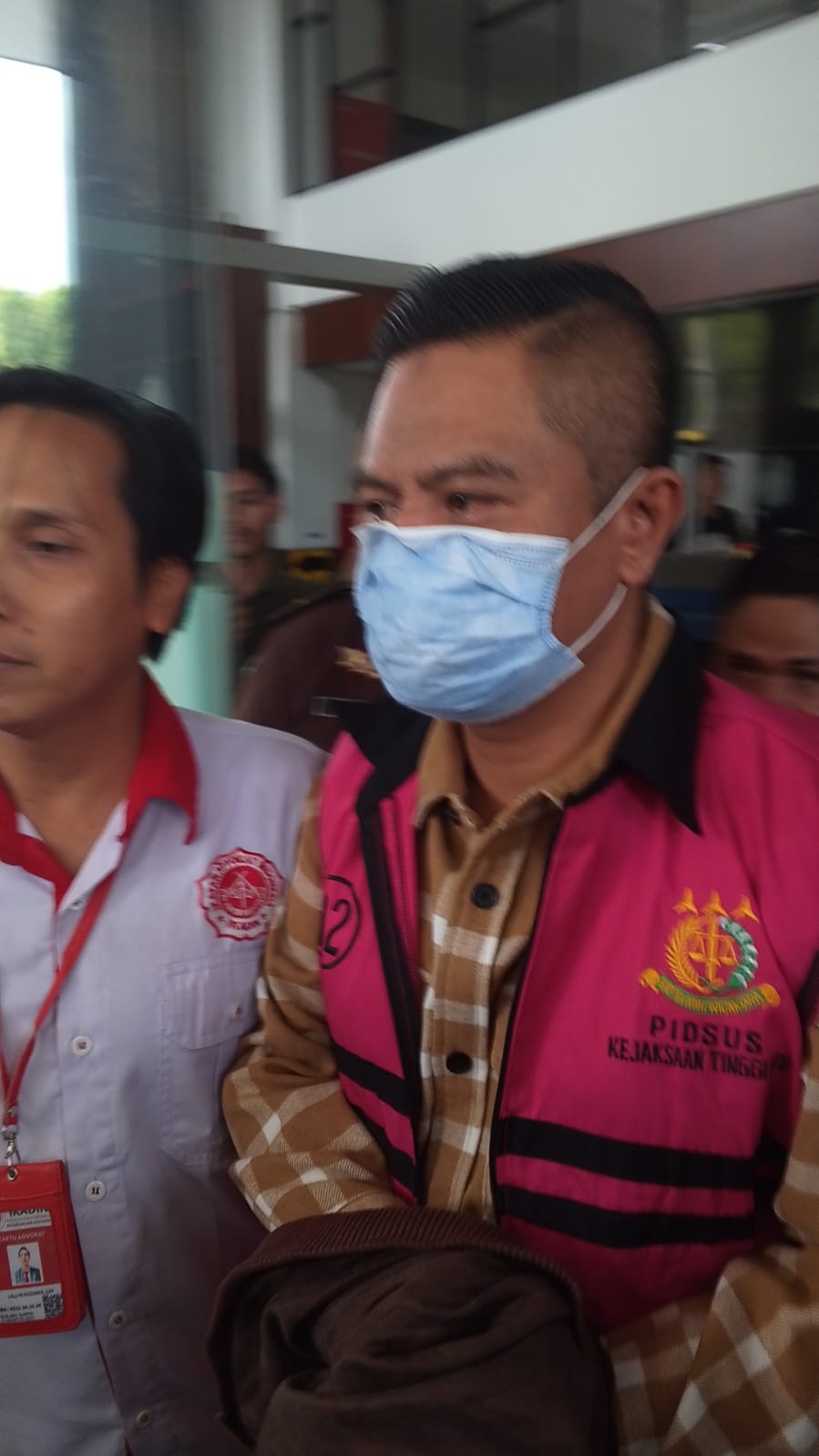 Anggota DPRD NTB Indra Jaya Usman digiring ke mobil tahanan usai menjalani pemeriksaan di Kejati NTB, Kamis (20/11).