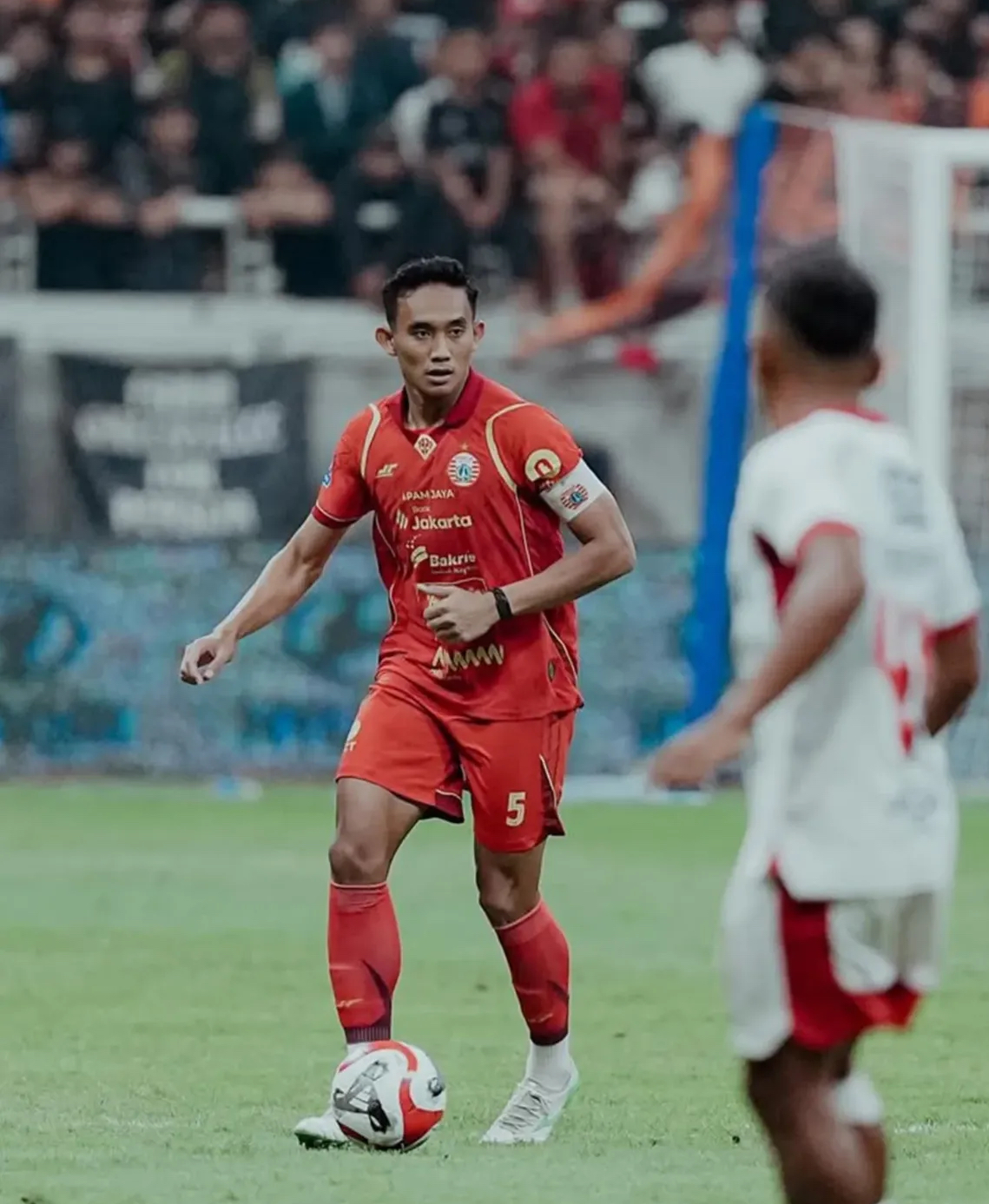 Media Inggris kritik gol Rizky Ridho dan menilai tidak layak masuk Puskas Award 2025, sementara gol Carlos Orrantia dianggap lebih spektakuler.