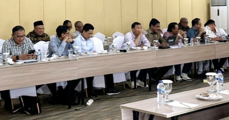 Para anggota Banggar DPRD NTB dan TAPD Pemprov NTB melakukan pembahasan intensif atas KUA-PPAS RAPBD 2026, Rabu (19/11). Eksekutif dan legislatif belum sepakat soal pendapatan daerah 2026.