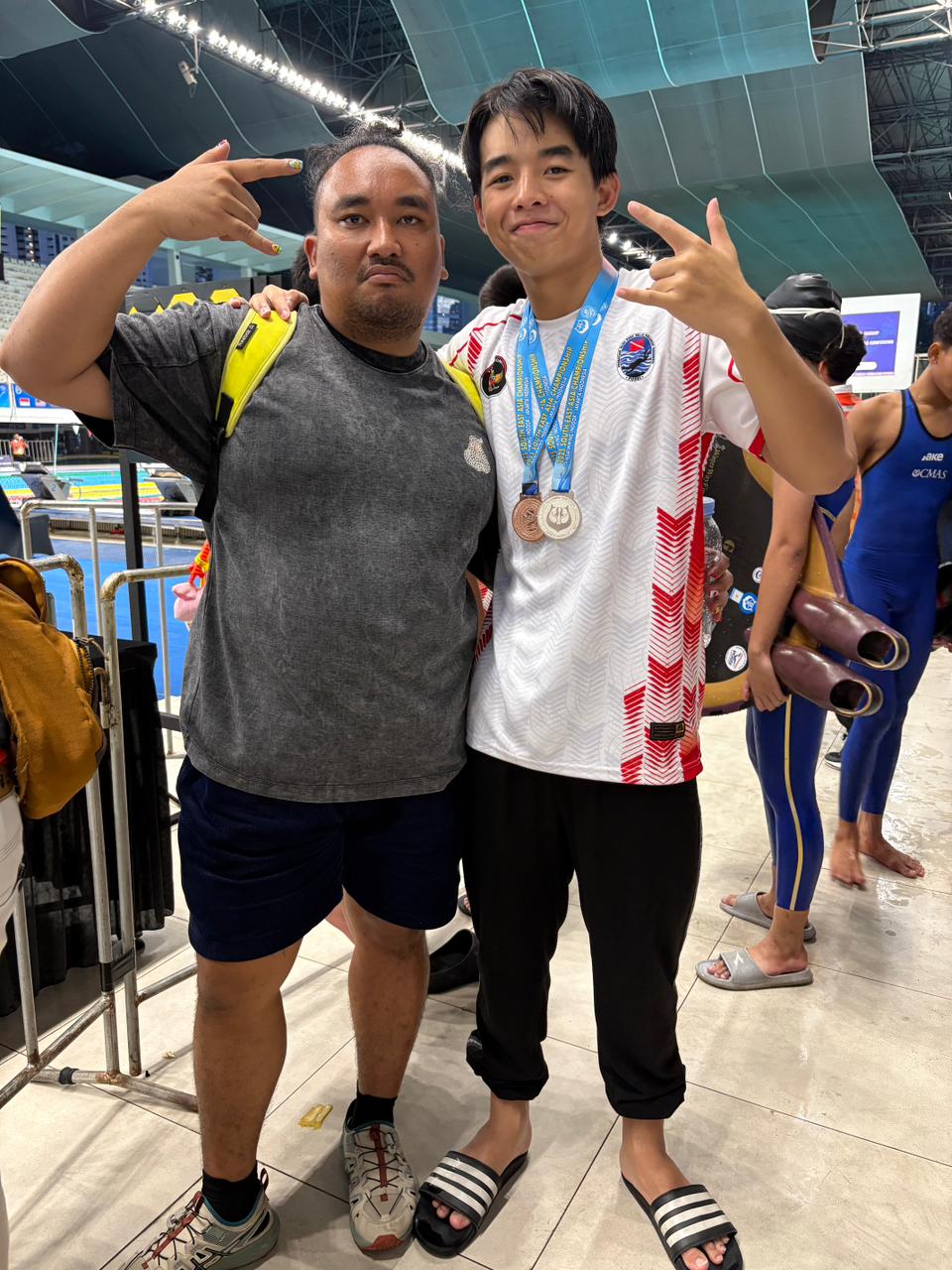 Atlet finswimming NTB Fredericco Owen (kanan) bersama pelatihnya Triyono Masyhury Oemar.