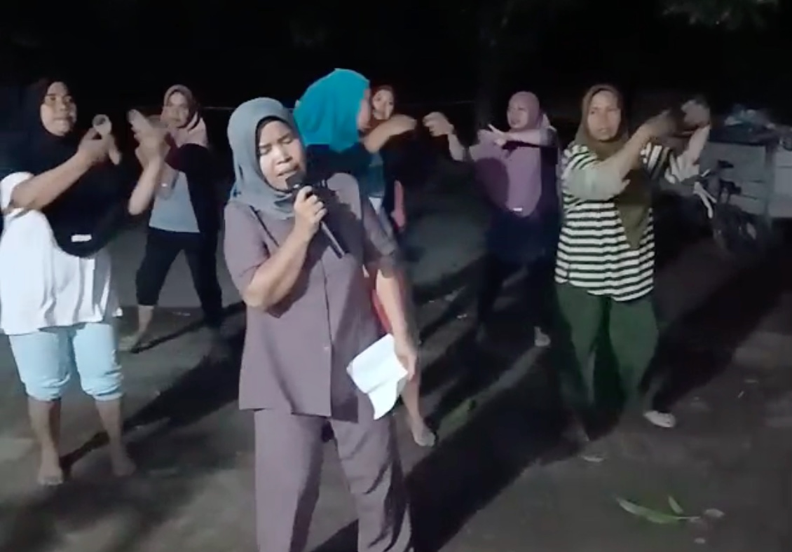 LATIHAN : Kelompok inak-inak Paon Desa Sigar Penjalin berlatih kasidah dan gerak tari sebelum beraksi di pentas seni Desember mendatang.