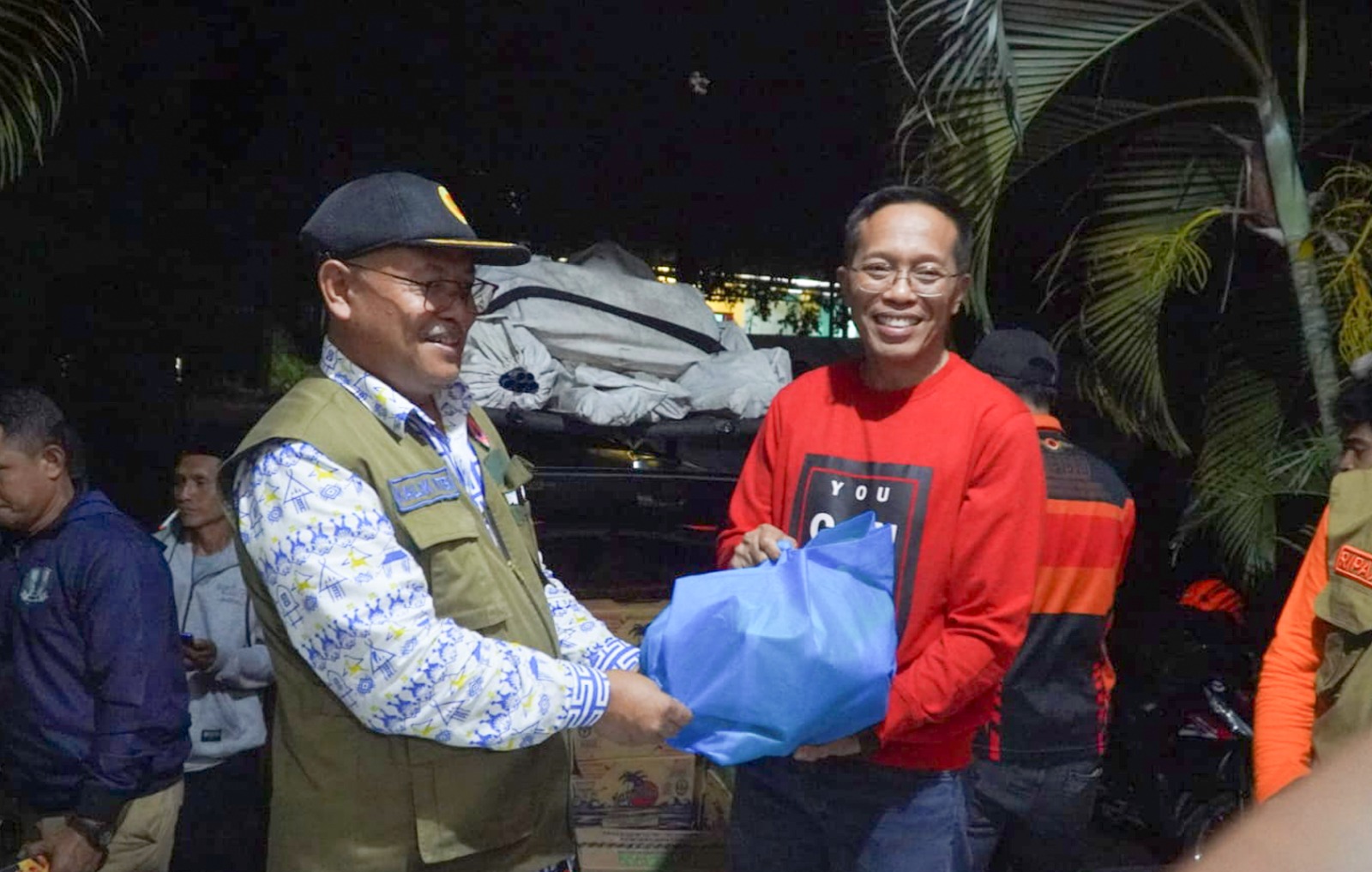 Sekda Lotim M Juaini Taofik bersama kalak BPBD NTB saat menyerahkan bantuan kepada korban banjir