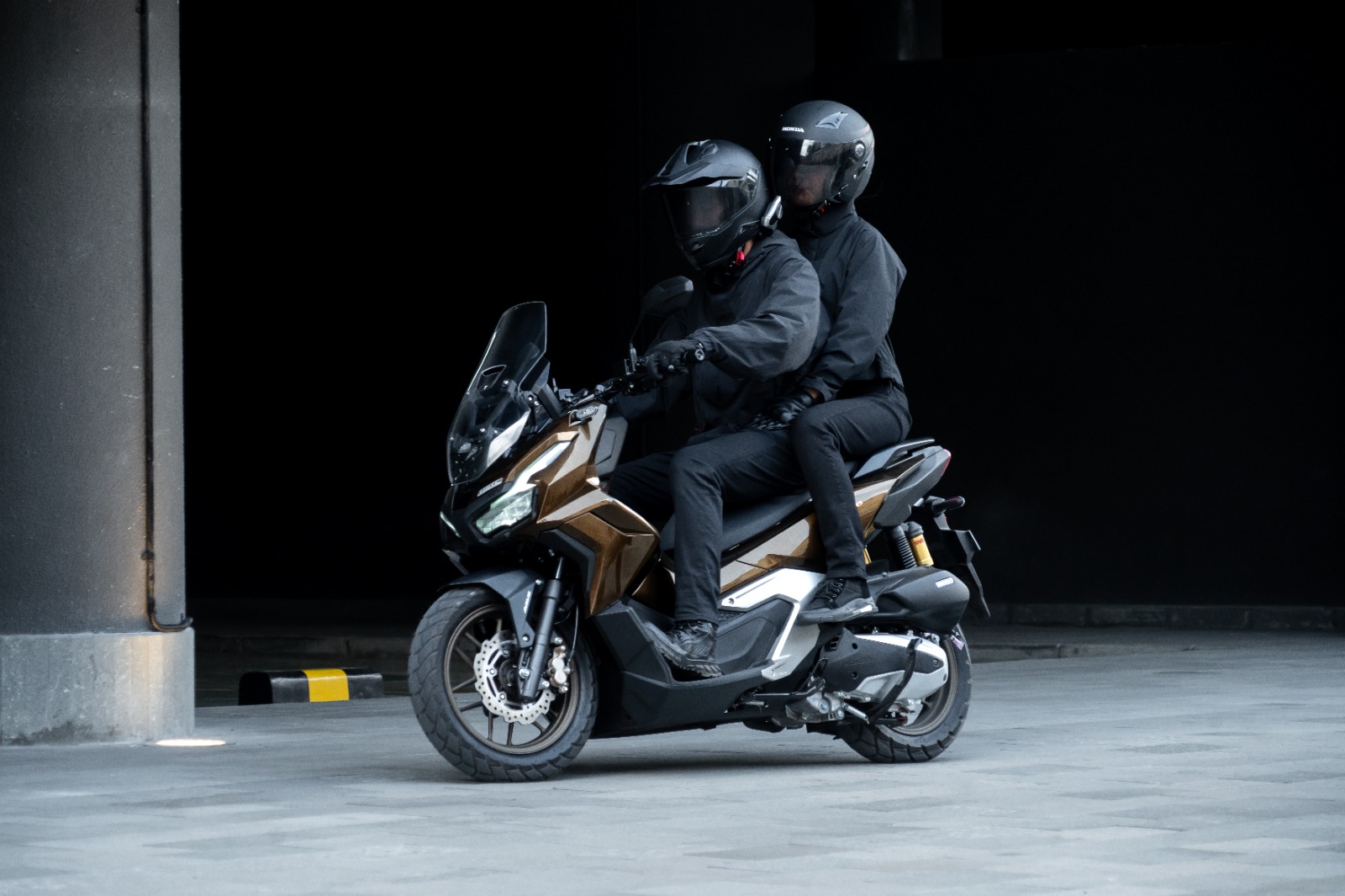 -Riding gear tidak hanya untuk pengendara, tetapi juga penumpang. Baik pengendara maupun penumpang memiliki risiko yang sama jika terjadi kecelakaan.