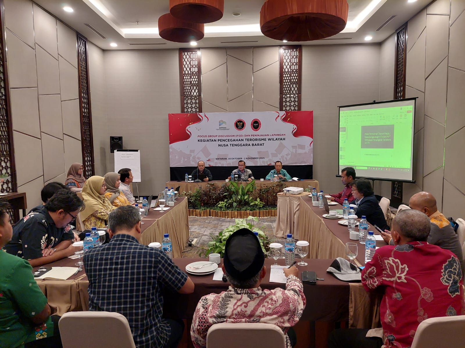 Suasana Diskusi Kelompok Terpumpun yang digelar BNPT bersama FKPT NTB, berkaitan dengan pencegahan terorisme di wilayah NTB, di Mataram belum lama ini.
