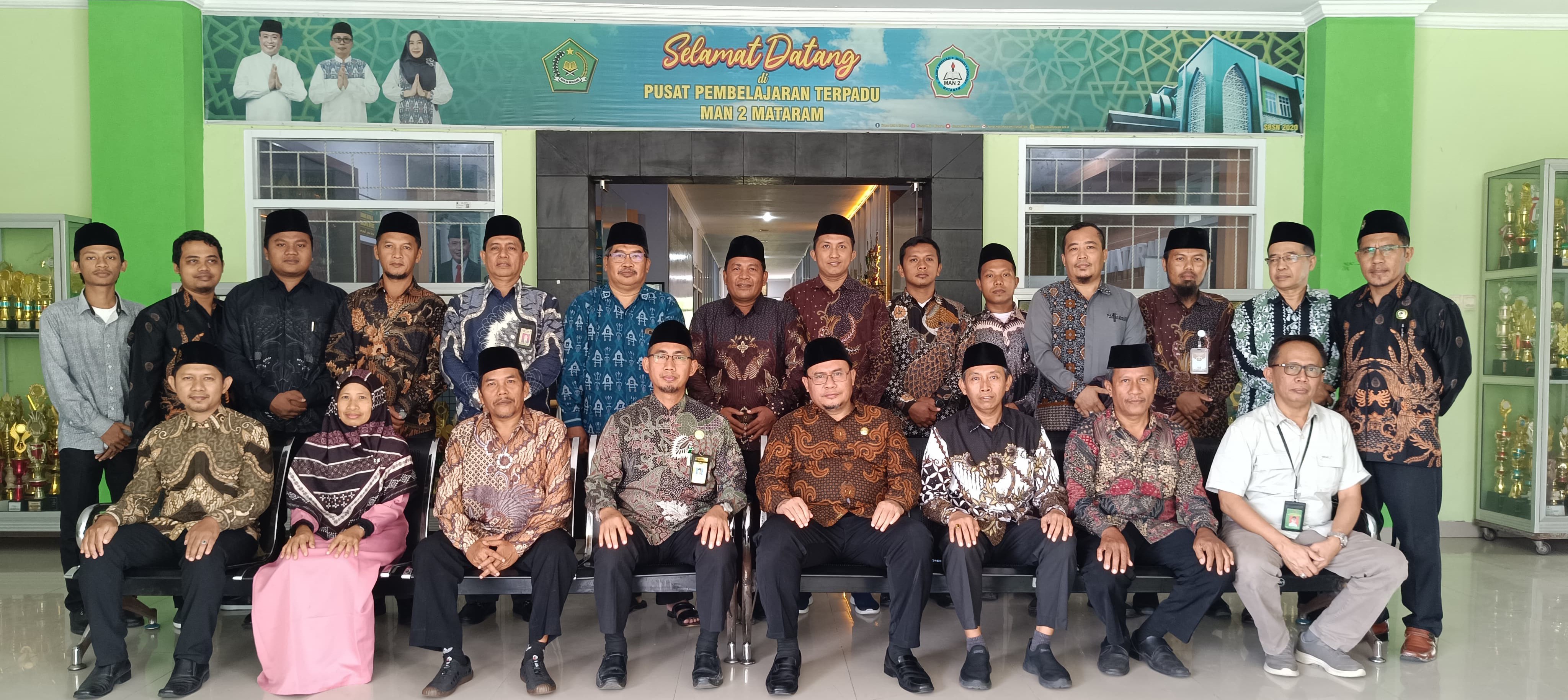 Para kepala madrasah se-Kota Mataram yang tergabung dalam KKMA usai penatikan. KKMA Kota Mataram luncurkan program berdaya dan menyapa, kepemimpinan baru fokus perkuat  mutu madrasah.