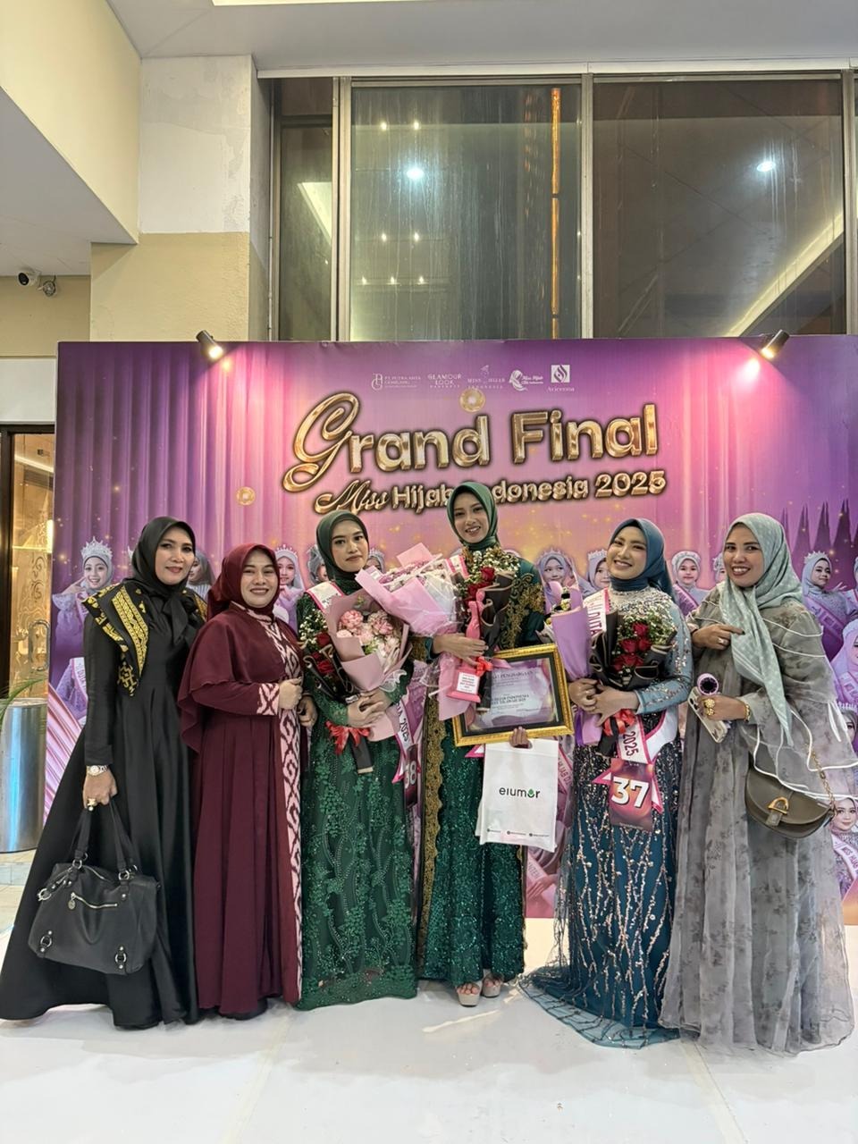 HARUMKAN NTB:  Rr Ratu Zahra Afifa, Rosalinda, Rani Surya Lestari didampingi Regional Director Sri Rohana (Bunda Lena) beserta para orang tua berfoto bersama usai pembukaan Miss Hijab Indonesia 2025.