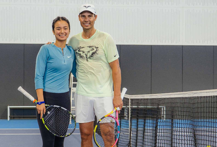 Rafael Nadal kembali ke lapangan setahun setelah pensiun, berlatih di Rafa Nadal Academy bersama Alexandra Eala dan mengejutkan dunia tenis.