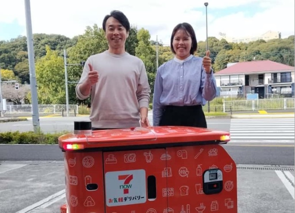 OTONOM: CEO Lomby Inc. Tomoharu Uchiyama (kiri) bersama Mizuki Okumura, perwakilan Suzuki Motor Coproration, memperlihatkan cara kerja robot kurir LM-A akhir Oktober lalu.