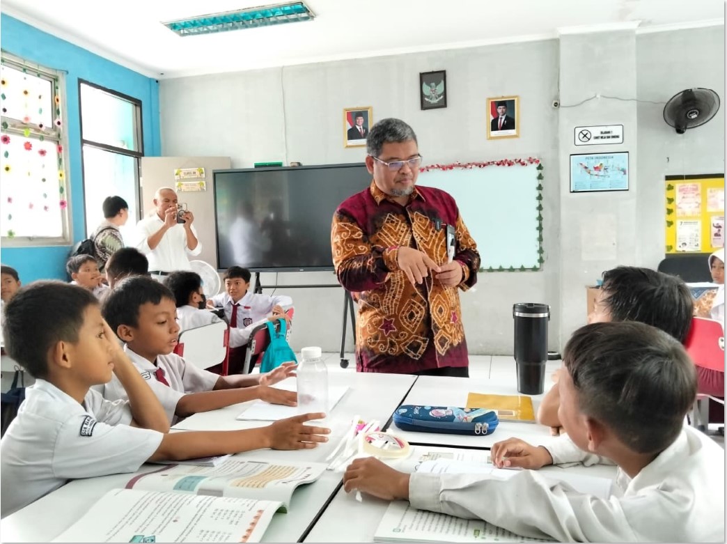 JADI PENGAJAR: Direktur Kepala Sekolah, Pengawas Sekolah, dan Tenaga Kependidikan Kemendikdasmen Iwan Junaidi menjadi guru di SDN Rawa Buntu 03, Kota Tangerang Selatan.