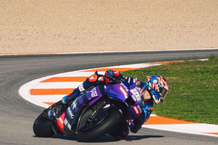 Izan Guevara menjajal Yamaha YZR-M1 2025 usai menang di GP Valencia. Tes privat ini jadi hadiah spesial dan modal menuju Moto2 2026.