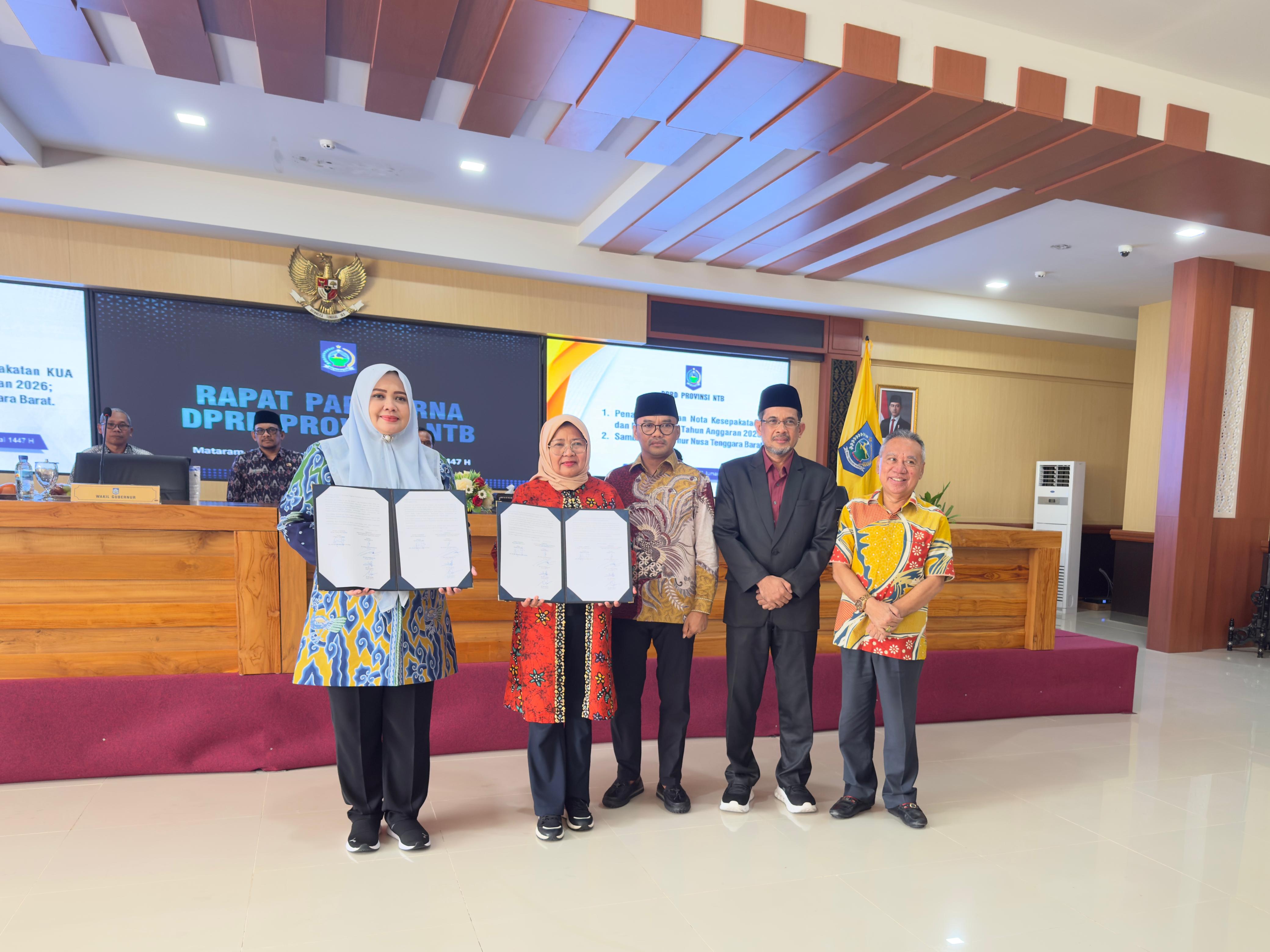 Wagub NTB Hj Indah Dhamayanti Putri (kiri) berfoto bersama jajaran pimpinan DPRD NTB usai menandatangani Nota Kesepatakan KUA-PPAS, di rapat paripurna di Kantor Gubernur NTB, kemarin (20/11).