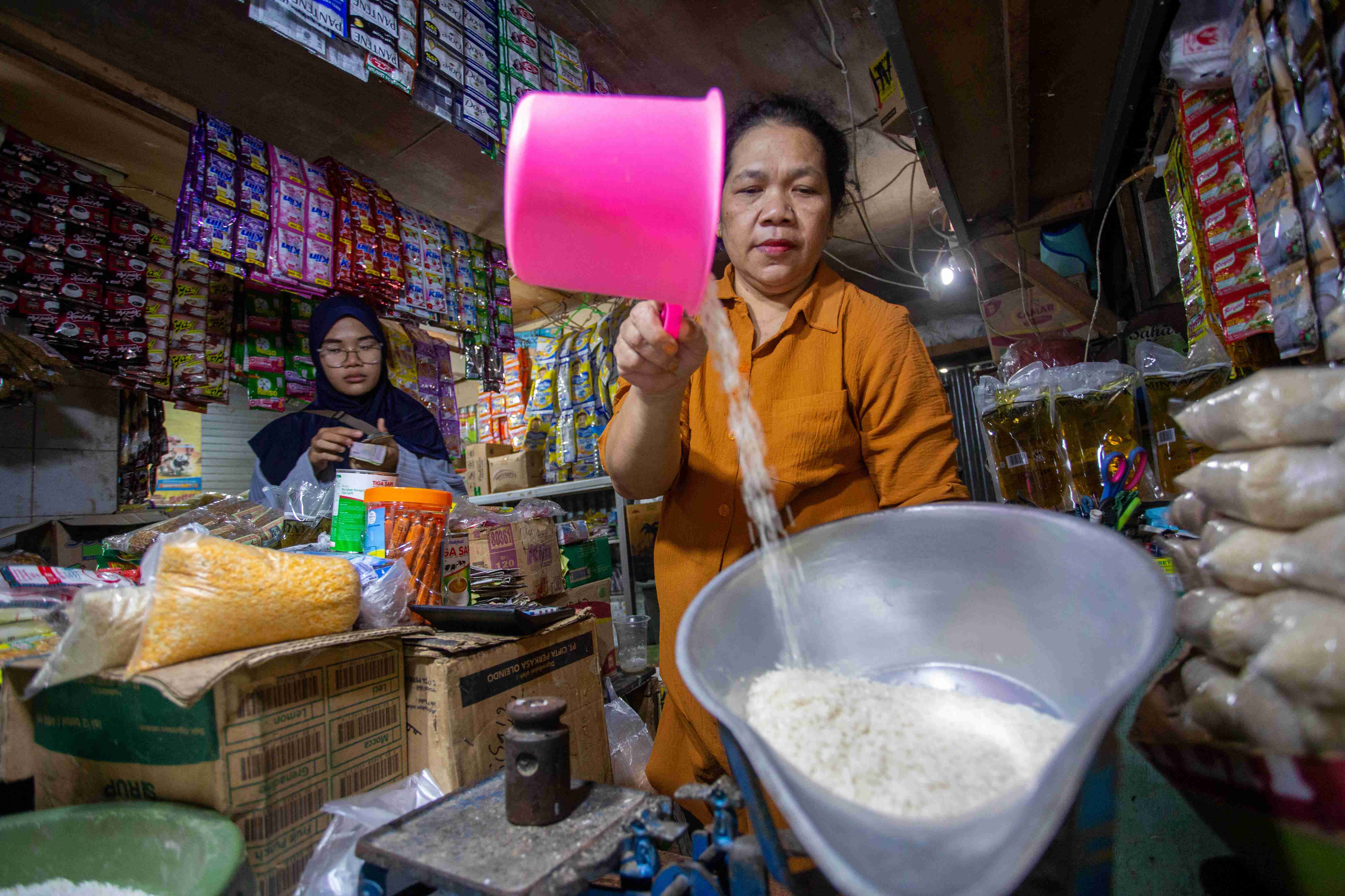 Harga beras yang fluktuatif menjadi salah satu faktor penyumbang inflasi, sehingga pengawasan dan stabilisasi harga oleh pemerintah menjadi penting jelang Nataru.