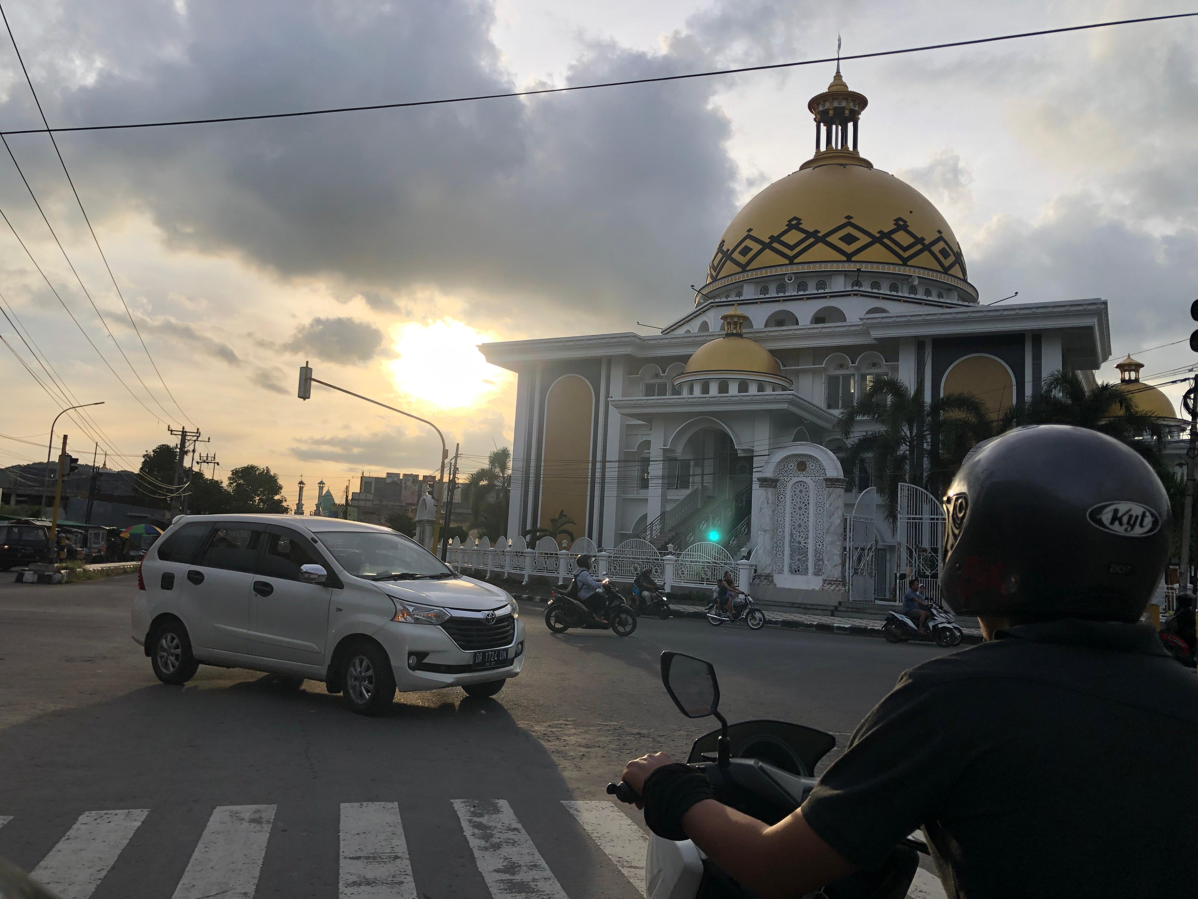 BAKAL JADI JALUR DUA: Jalan dari Masjid Baital Atiq Gerung menuju kompleks Kantor Bupati Lobar bakal dibuat jalur dua.