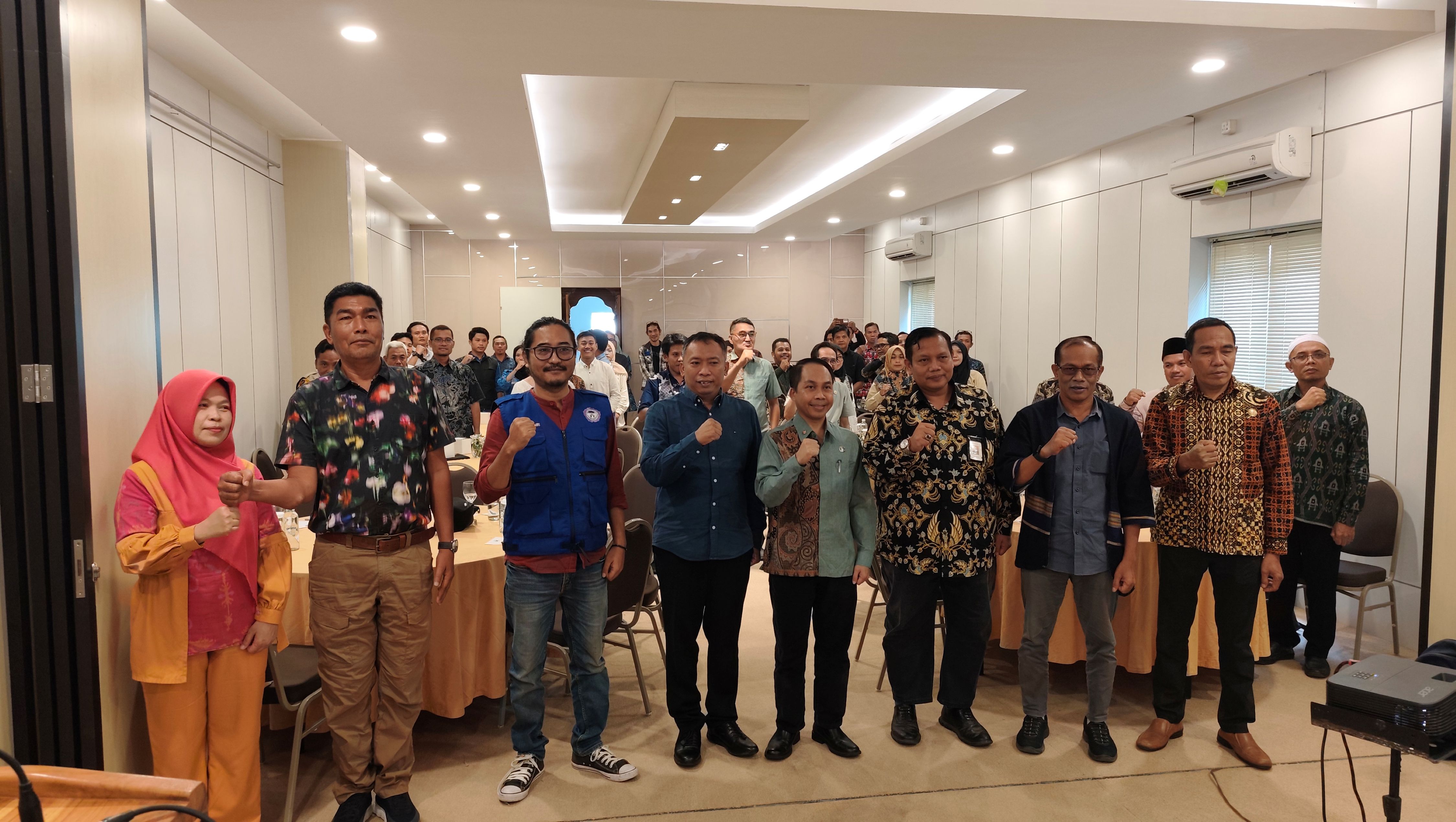 Kepala Bapperida Loteng Lalu Wiranata (paling tengah) berfoto bersama para narasumber dan peserta dalam kegiatan Seminar Nasional Strategi Pencegahan dan Penanganan Pekerja Anak 2025 Lombok Tengah