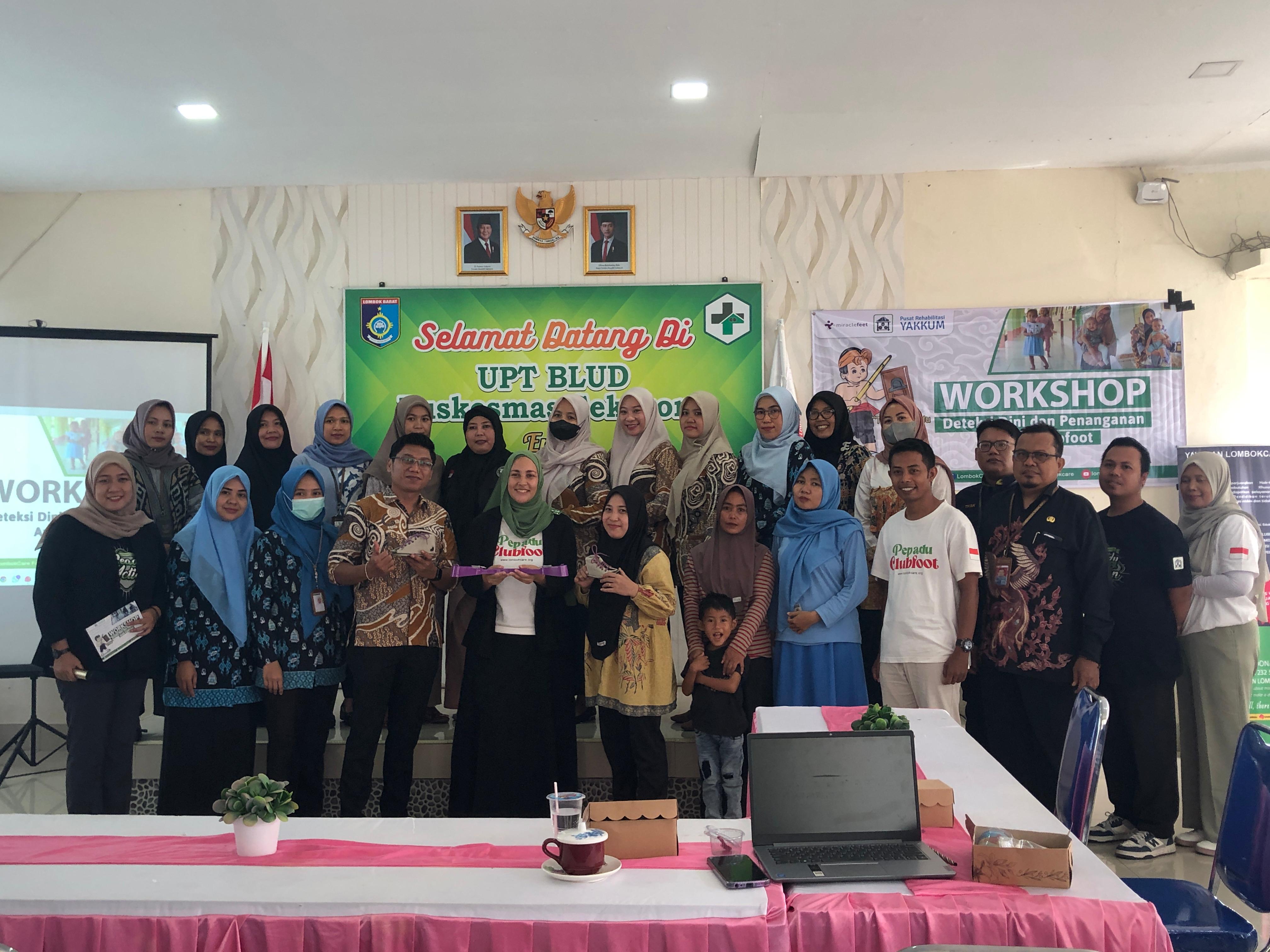 BANTU DISABILITAS: Yayasan LombokCare bersama para peserta workhsop foto bersama di Puskesmas Sekotong, Kamis (20/11).