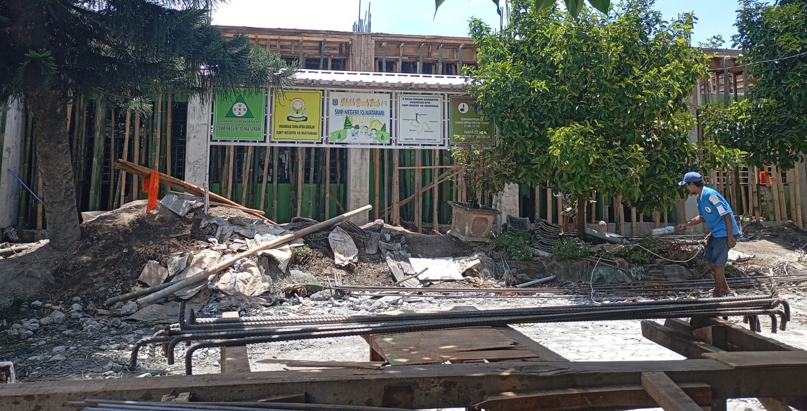 Seorang pekerja terlihat merapikan material di SMPN 10 Mataram, Kamis lalu (20/11). Revitalisasi sekolah 2026 di Mataram tetap jalan meski TKD dipotong.