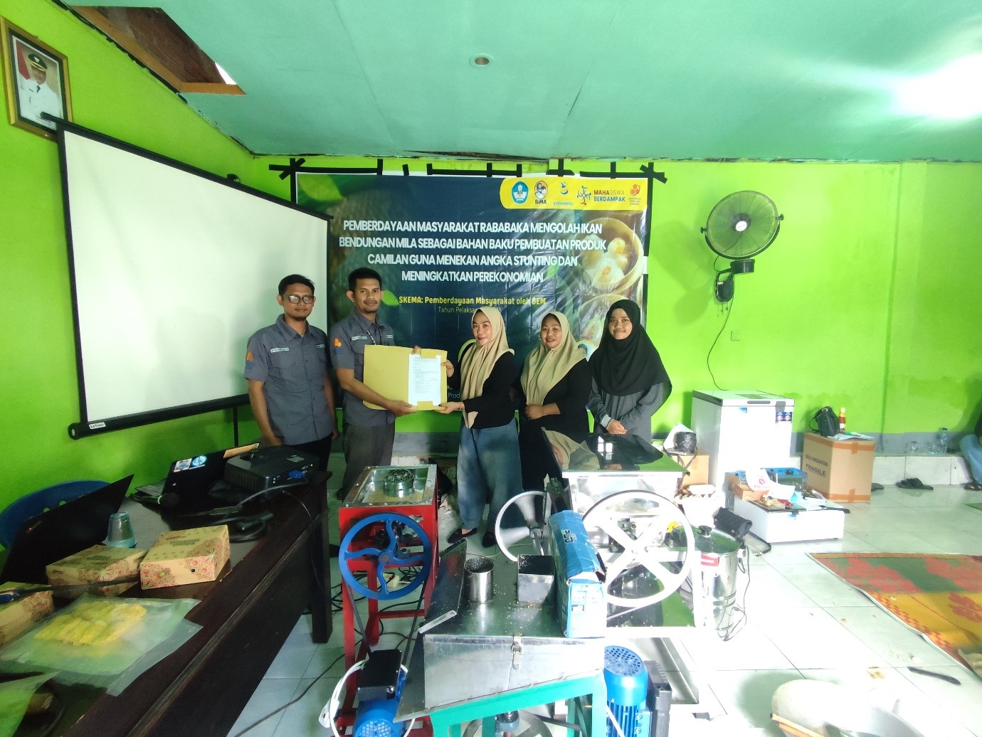 Tim pengabdian masyarakat UTS menyerahkan mesin teknologi inovasi pengolahan daging ikan air tawar, kepada perwakilan tim PKK Desa Rababaka, Dompu, belum lama ini.