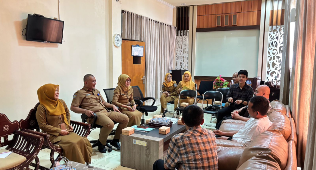 DISKUSI: Momen pihak Disdukcapil Kota Mataram menerima kunjungan tim dari Bappenas RI, Selasa (18/11).