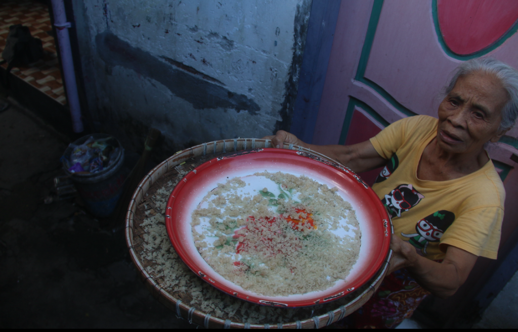 KEMISKINAN: Bantuan Langsung Tunai Sementara (BLTS) yang sudah mulai dicairkan untuk tahap pertama. Dana BLTS Rp 900 Ribu Masuk Rekening! 19 Ribu KK Kota Mataram Terima Bantuan 3 Bulan Sekaligus.