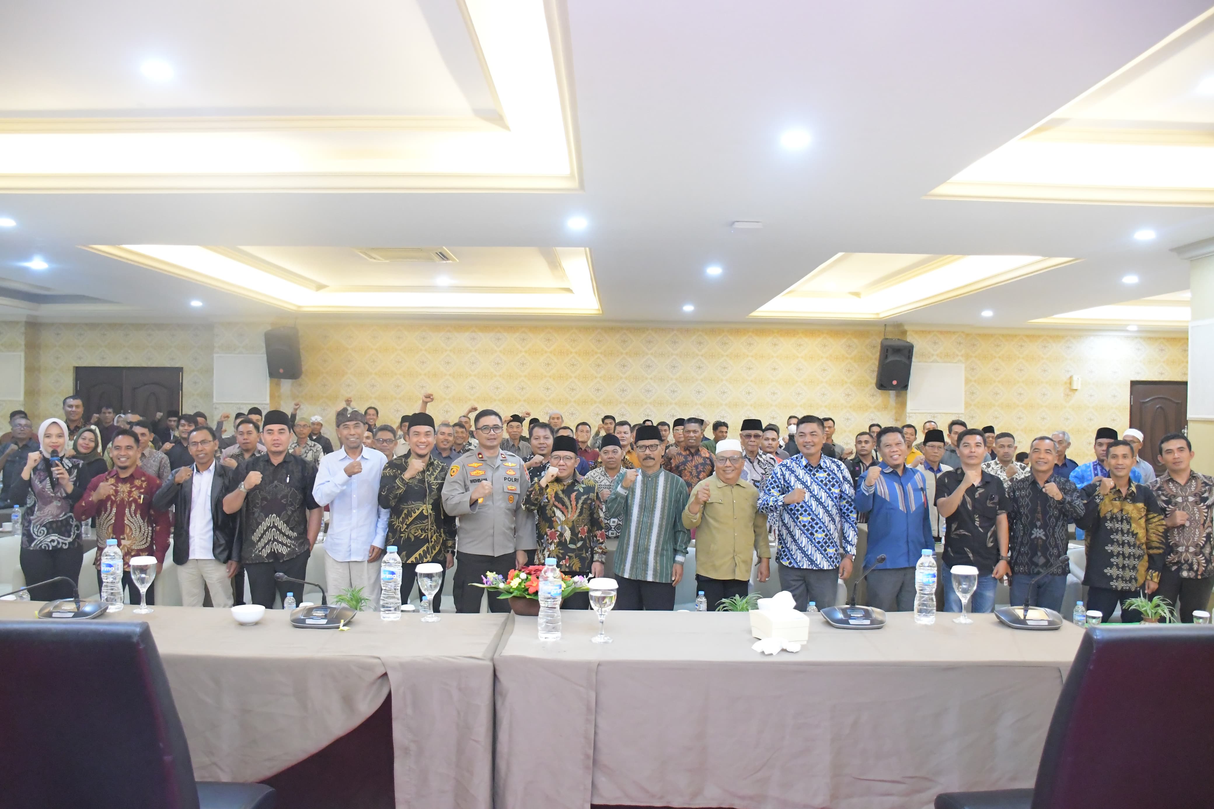 PENGAWAL MORAL: Bupati KLU serta sejumlah pejabat dan MKD se KLU saat mengikuti kegiatan peningkatan kapasitas