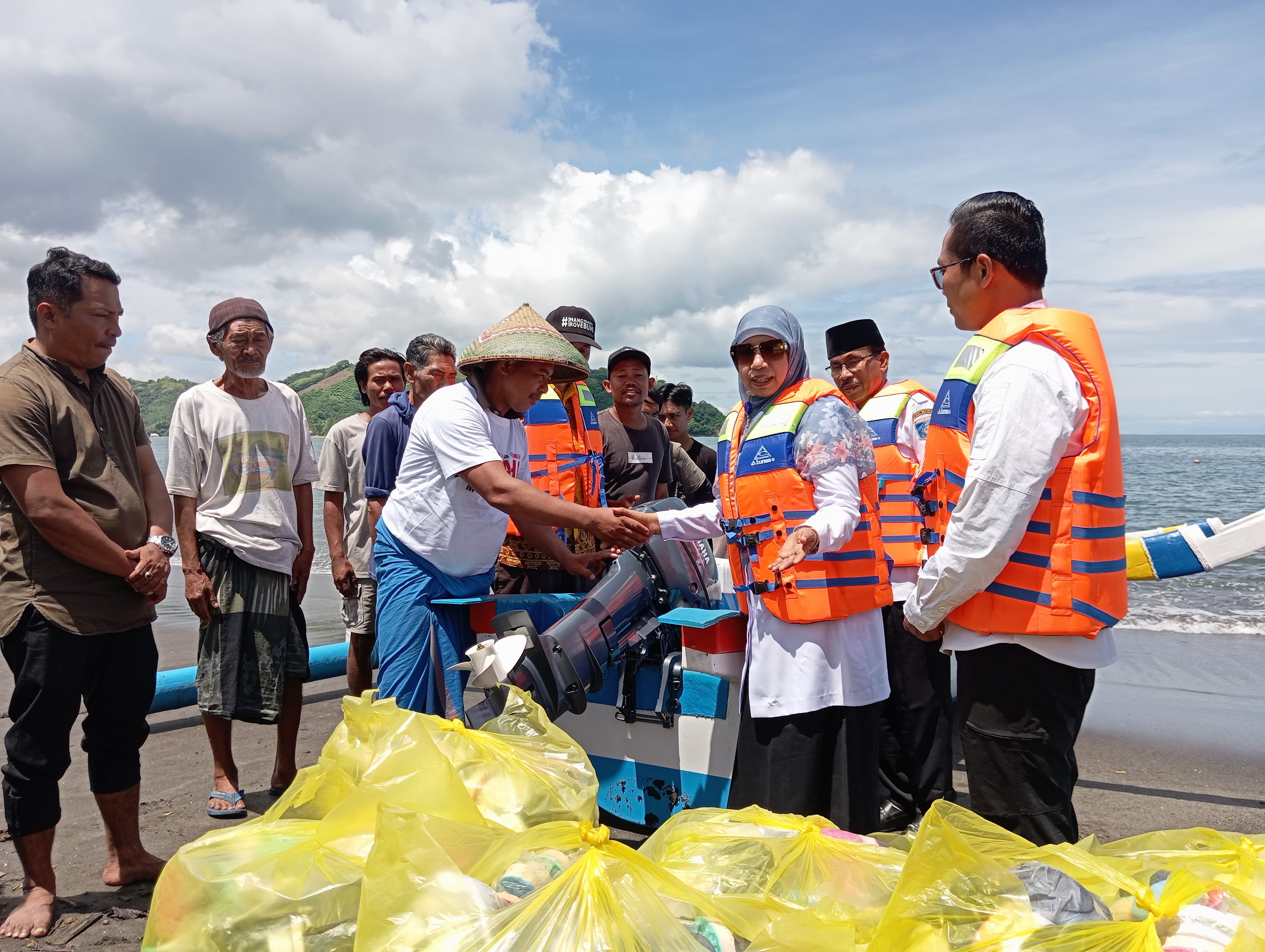 BANTU NELAYAN: Wakil Bupati Lombok Barat Nurul Adha saat turun membantu nelayan perahu dan alat tangkap di Dusun Cemara, Desa Lembar Selatan.