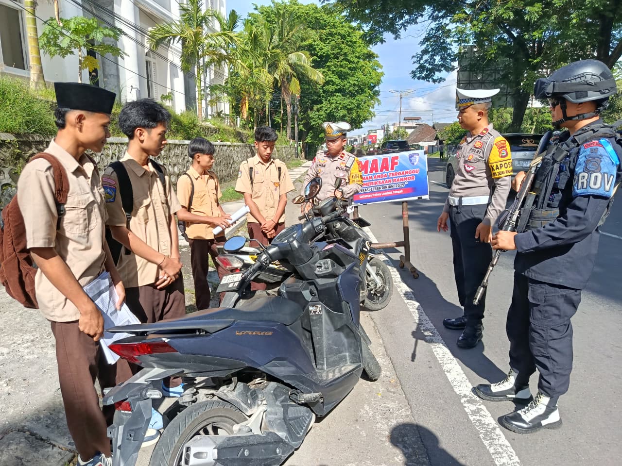 Satlantas mengimbau masyarakat Lombok Tengah untuk selalu mematuhi aturan lalu lintas, membawa kelengkapan surat, serta menggunakan helm standar SNI