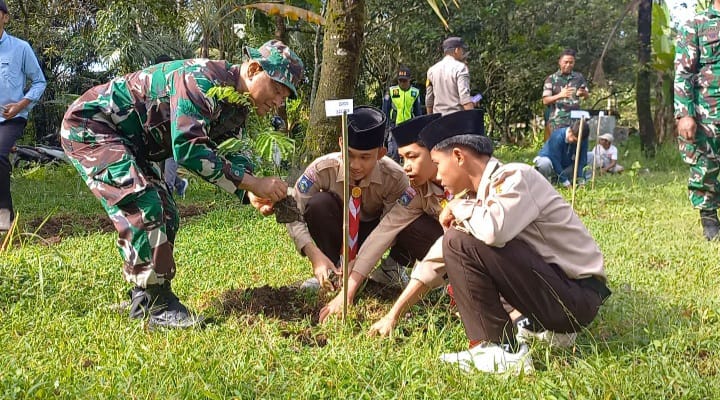Kolaborasi antara TNI dan warga ini diharapkan dapat menjadi contoh sinergi positif dalam menjaga kelestarian alam.
