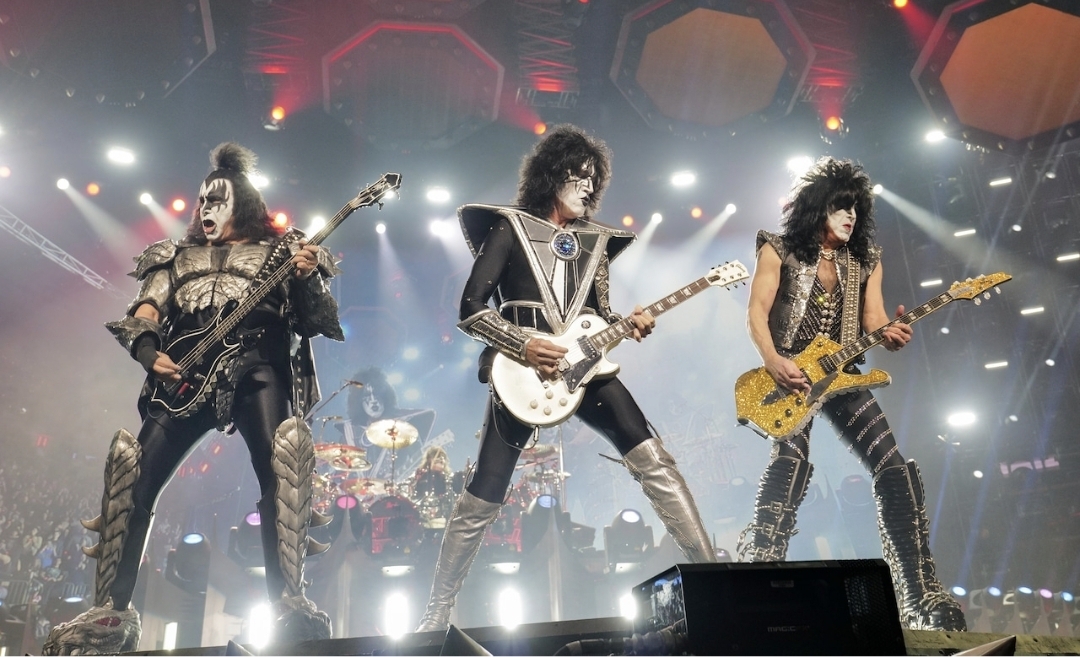 Film biopik KISS Shout It Out Loud dijamin bakal jauh lebih gila dan spektakuler. (ist)