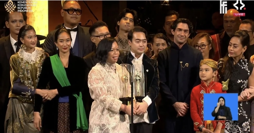 Pemain dan kru film &lsquo;Pangku&rsquo; saat menerima Piala Citra FFi 2025 (Foto: YouTube/Festival Film Indonesia)