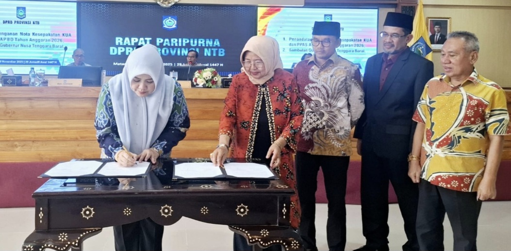 Wakil Gubernur NTB Indah Dhamayanti Putri (kiri) dan Ketua DPRD NTB Baiq Isvie Rupaeda bersama para pimpinan dewan menandatangani nota kesepakatan KUA-PPAS RAPBD 2026, Kamis (20/11).
