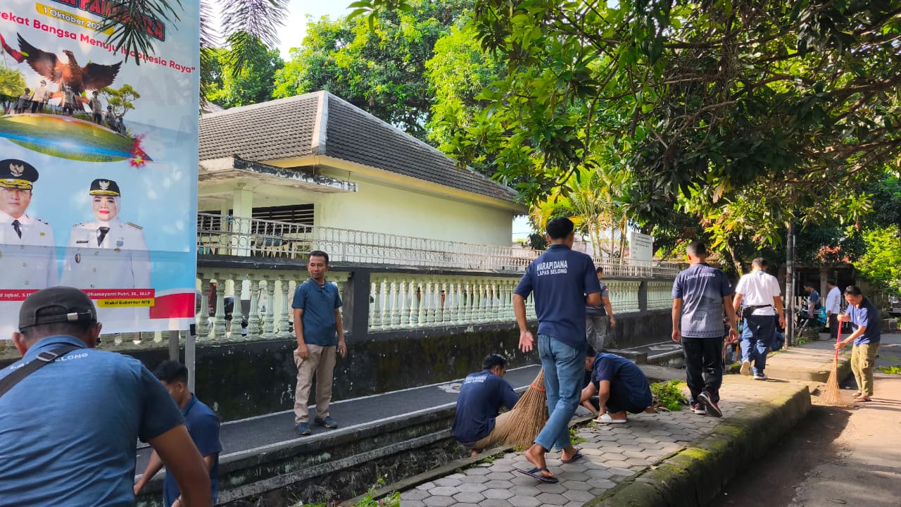 sejumlah warga binaan Lapas selong saat mengikuti gotong royong