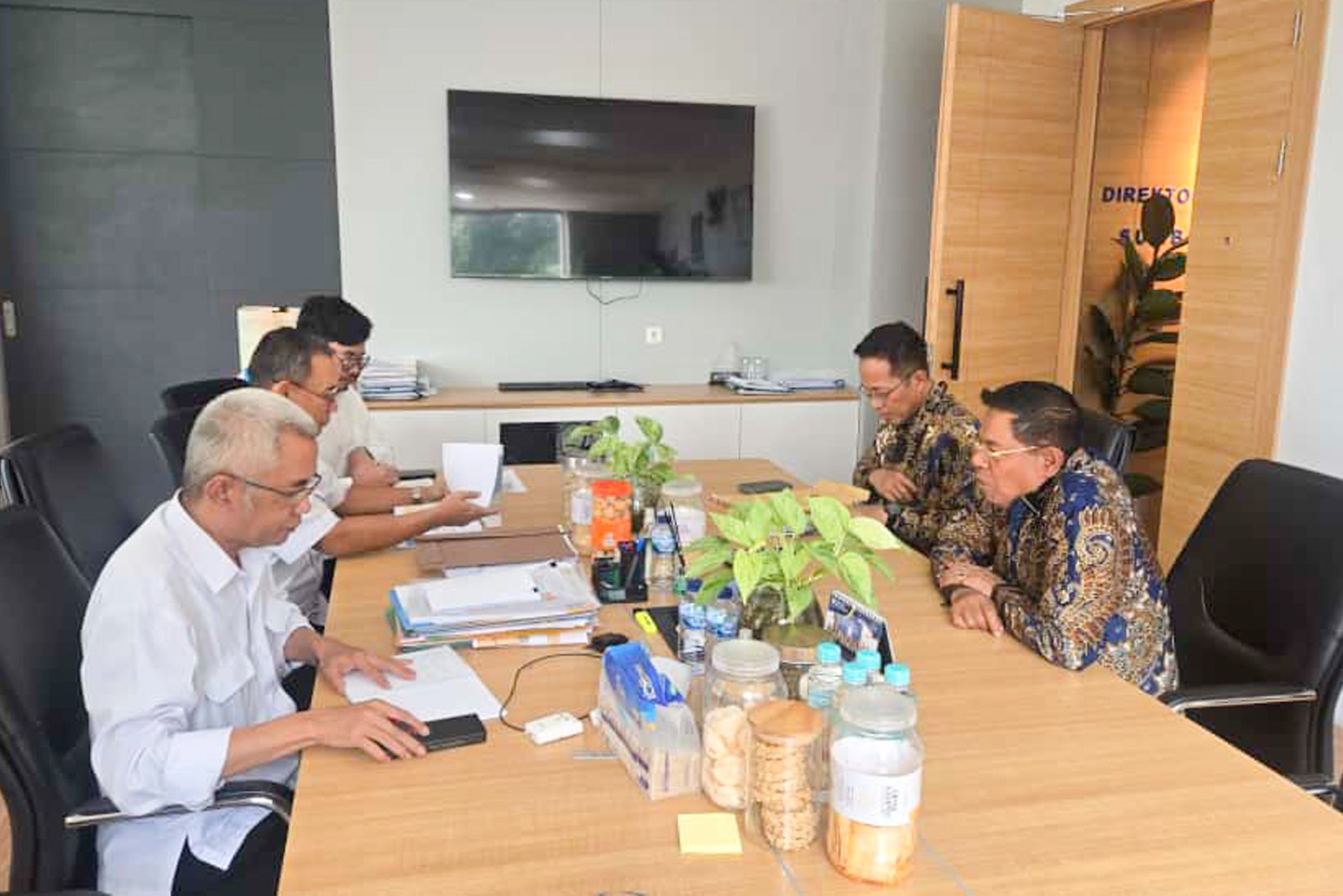 Bupati dan Sekda Lotim saat mengunjungi Direktorat Bina Teknik Sumber Daya Air Kementerian PU, untuk memganjukan perbaikan jembatan di desa perigi yang putus