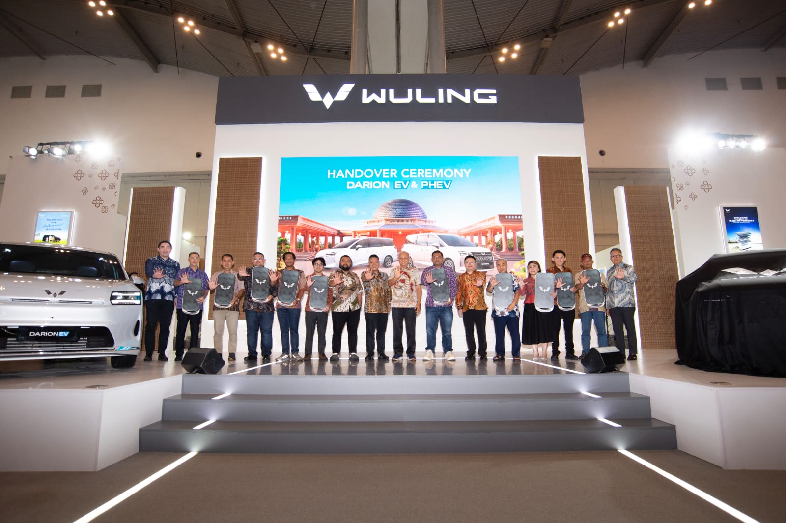 Dua Pilihan Elektrifikasi Kunci Sukses! Wuling Darion Tembus 1.500 SPK, Seremoni Penyerahan Unit Digelar di GJAW 2025